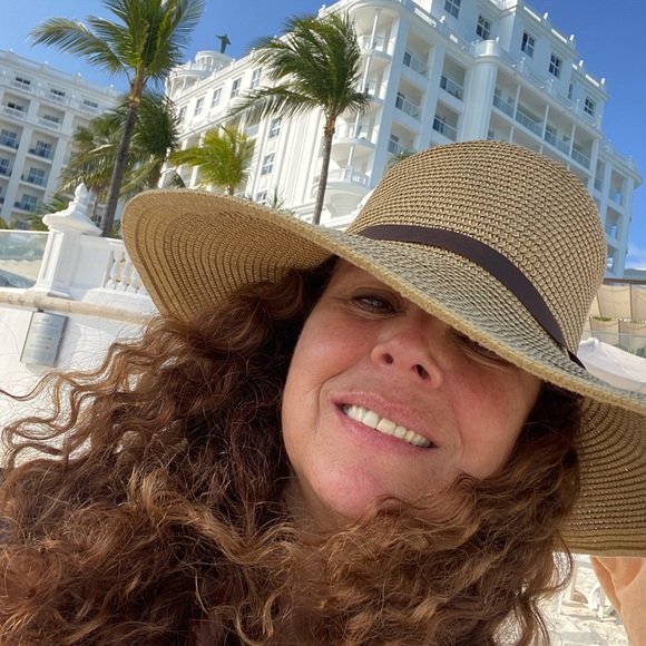 Meet your Posher, Julia - Picture 2 of 2